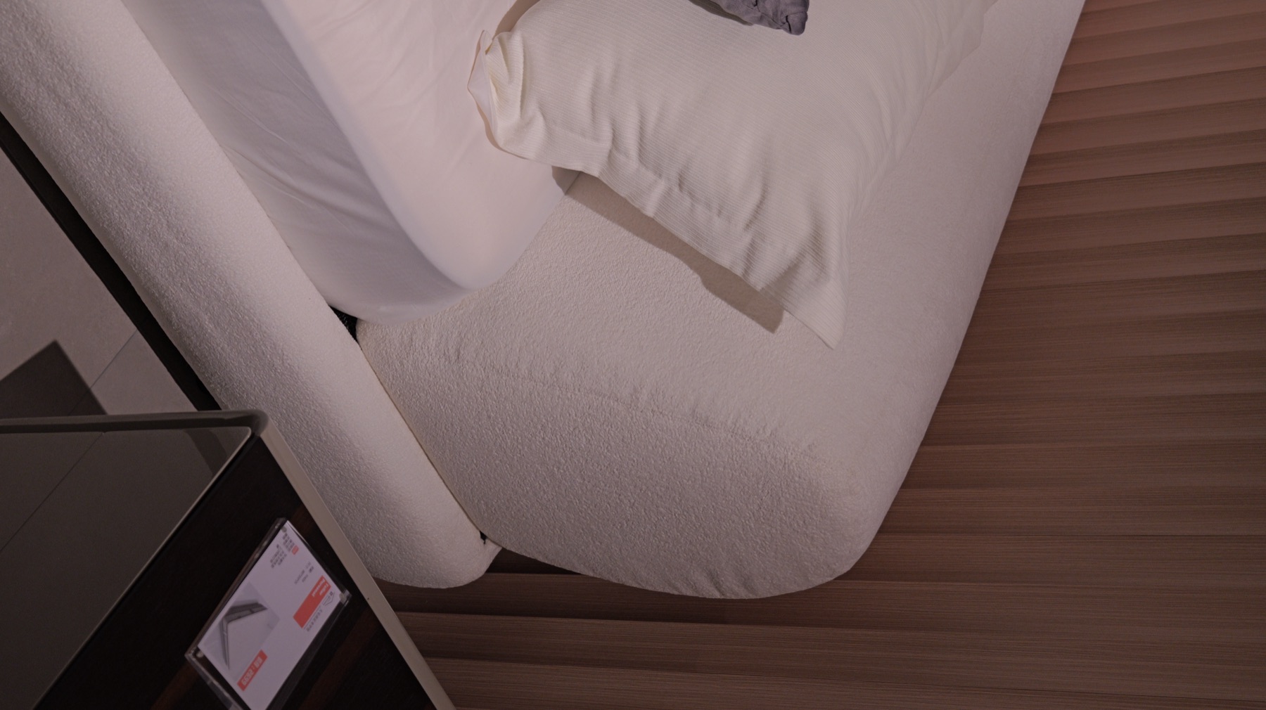 Supermoon Sofa 20